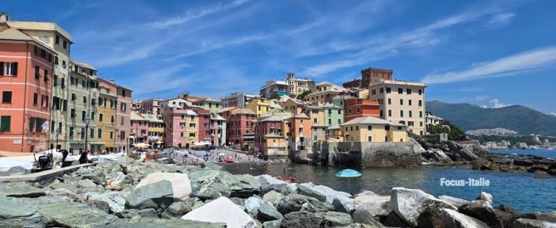 Boccadasse, plage de galets, maisons colorées