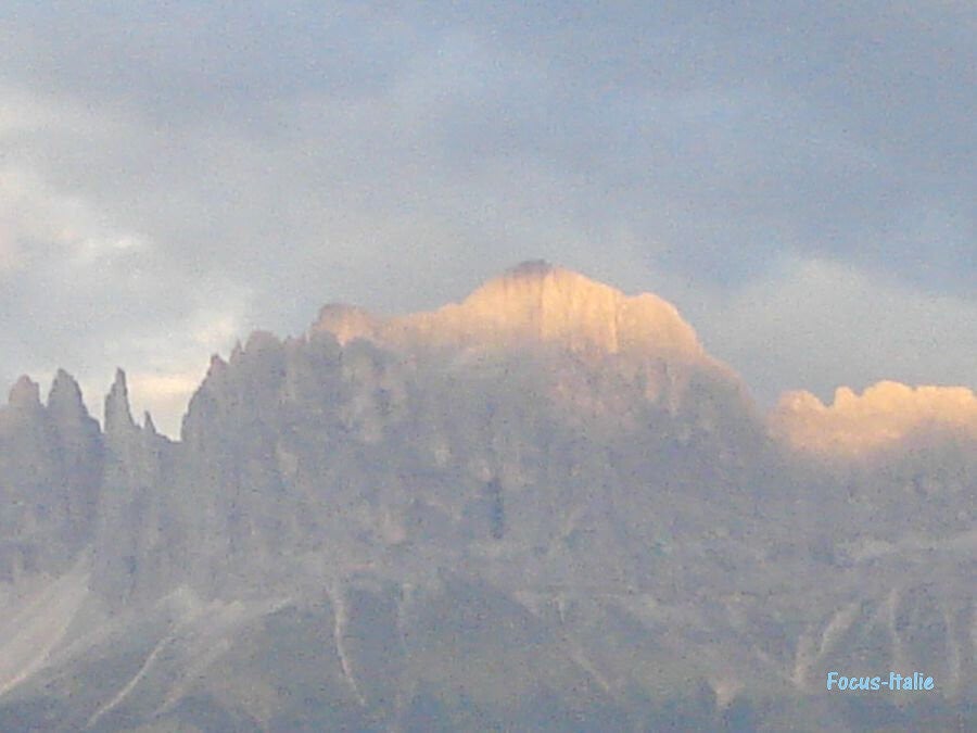 Les dolomites dans la brume et le soleil, Haut Adige