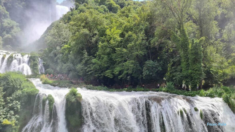 Trois étages de chutes de Marmore en Ombrie