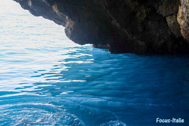 Grotta azzura, eau bleu, rocher