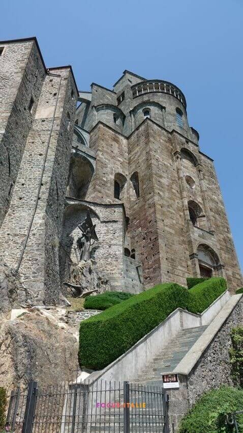 Vue sur les arcades de la Sacra di San Michele, Piémont