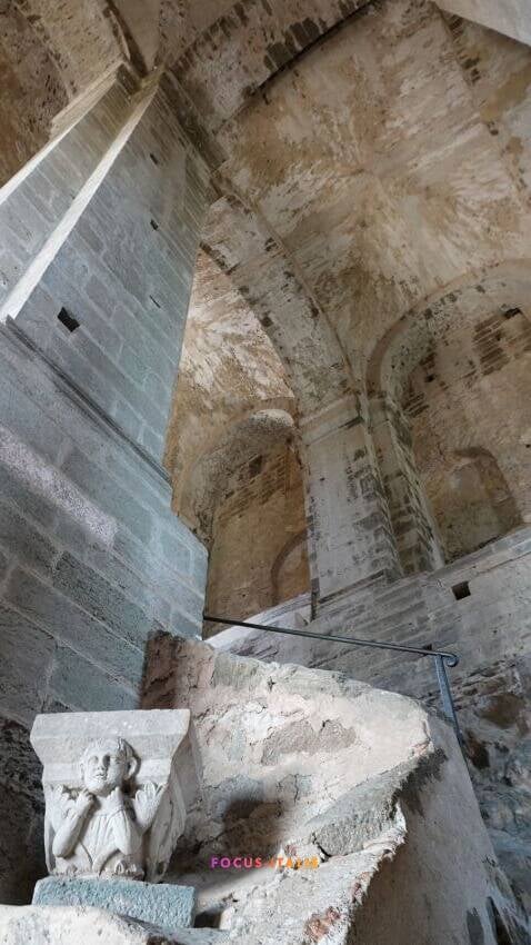 Colonne de 18 mètres qui soutient l'église au-dessus, Sacra San Michele, Piémont