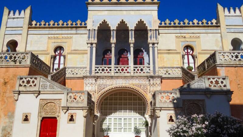 Villa Sticchi, San cesarea terme, Pouilles, autre façade colorée d'inspiration mauresque