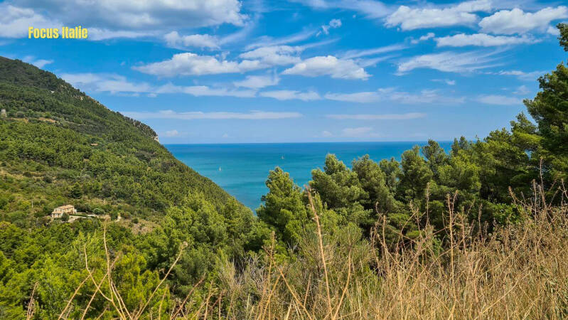 Vu sur la forêt et la mer, en chemin pour la plage de sassi Neri, Sirolo