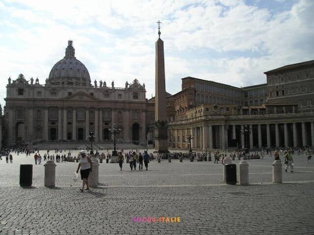 Place St Pierre, Rome, basilique et obélisque