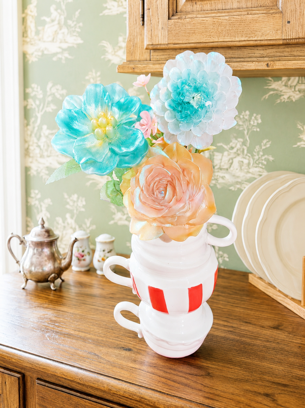 Bouquet de fleurs en résine nacrée dans tasses vintage