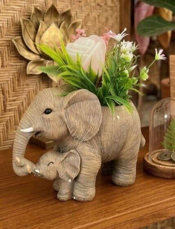Vase Éléphant en Résine avec Composition Florale