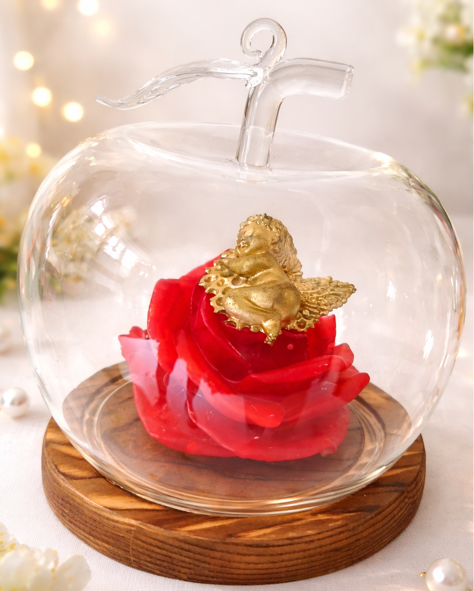Rose éternelle avec ange en résine sous cloche