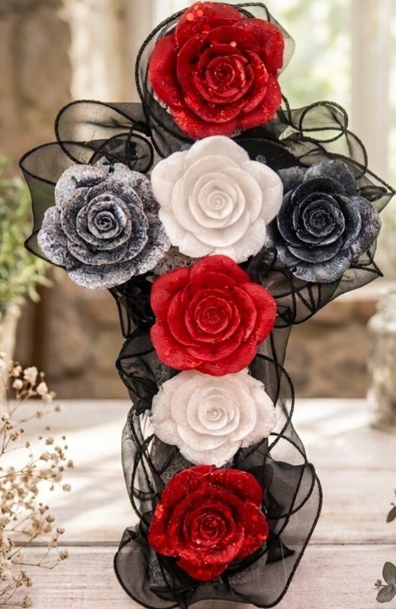 🌹 Croix décorative en roses en résine