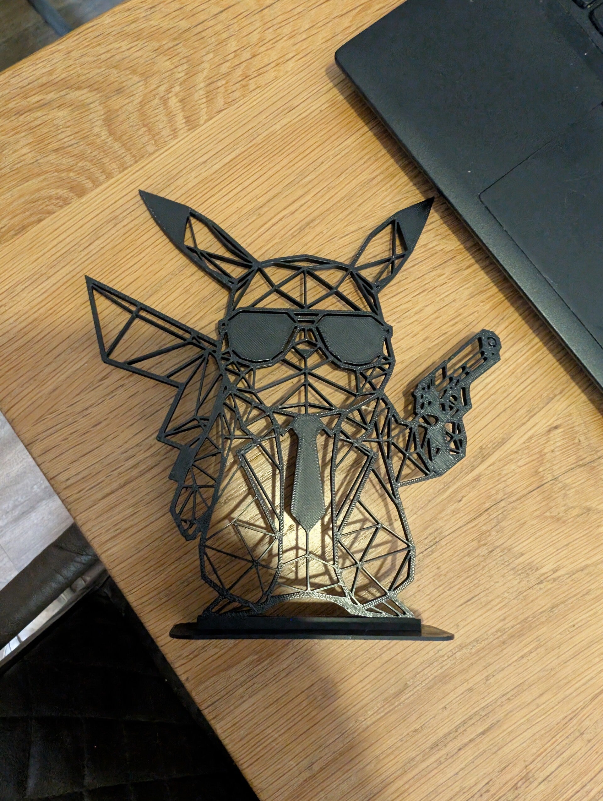 Geometrische Pikachu Wanddecoratie met Standaard