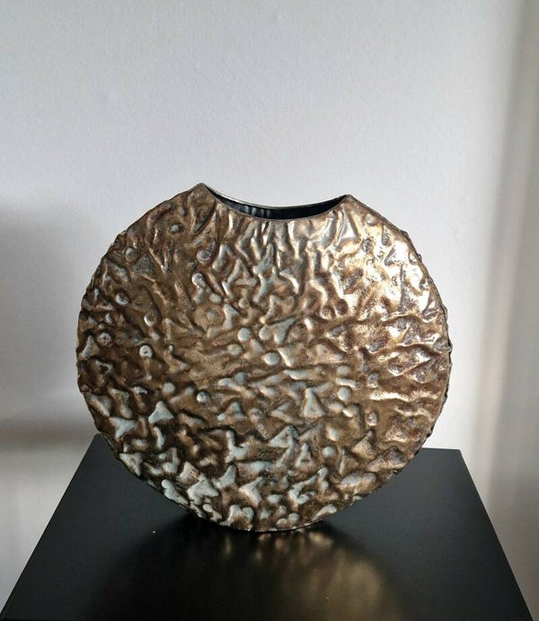 vaas met metallic gouden afwerking