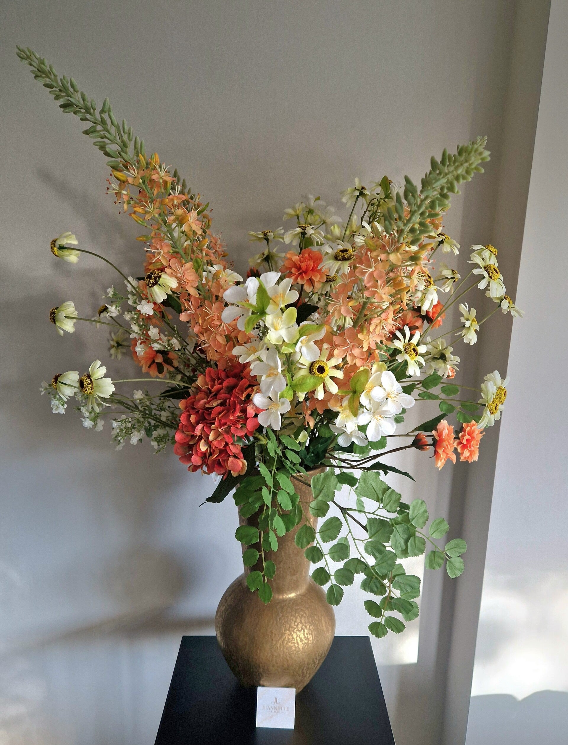 vaas met kunstbloemen