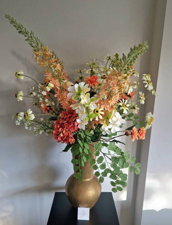 vaas met kunstbloemen