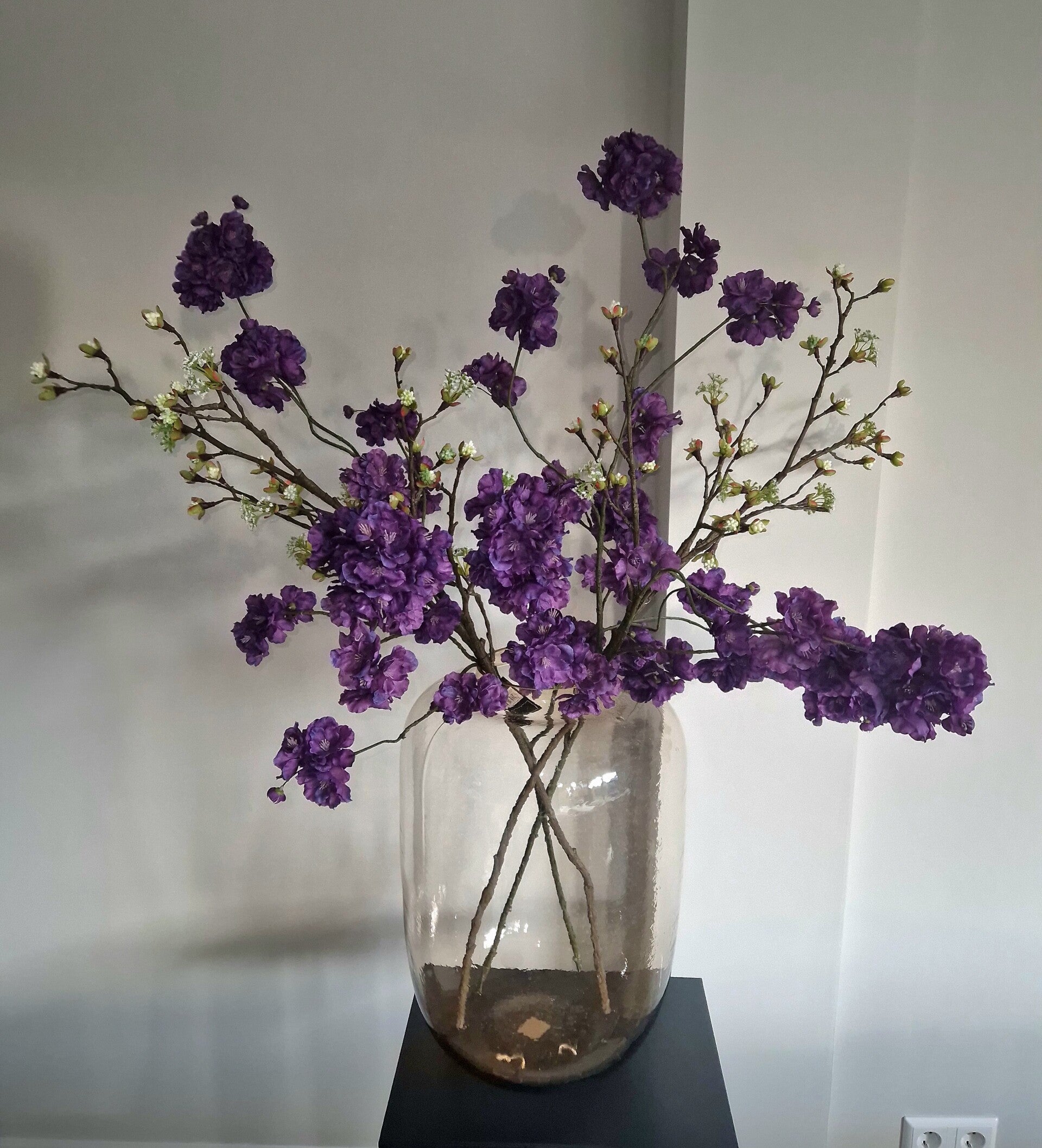 vaas met kunstbloemen
