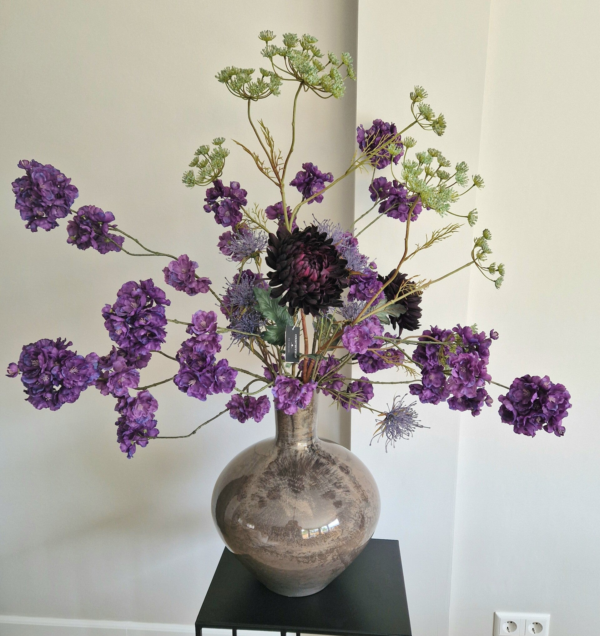 vaas met kunstbloemen