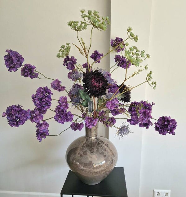vaas met kunstbloemen