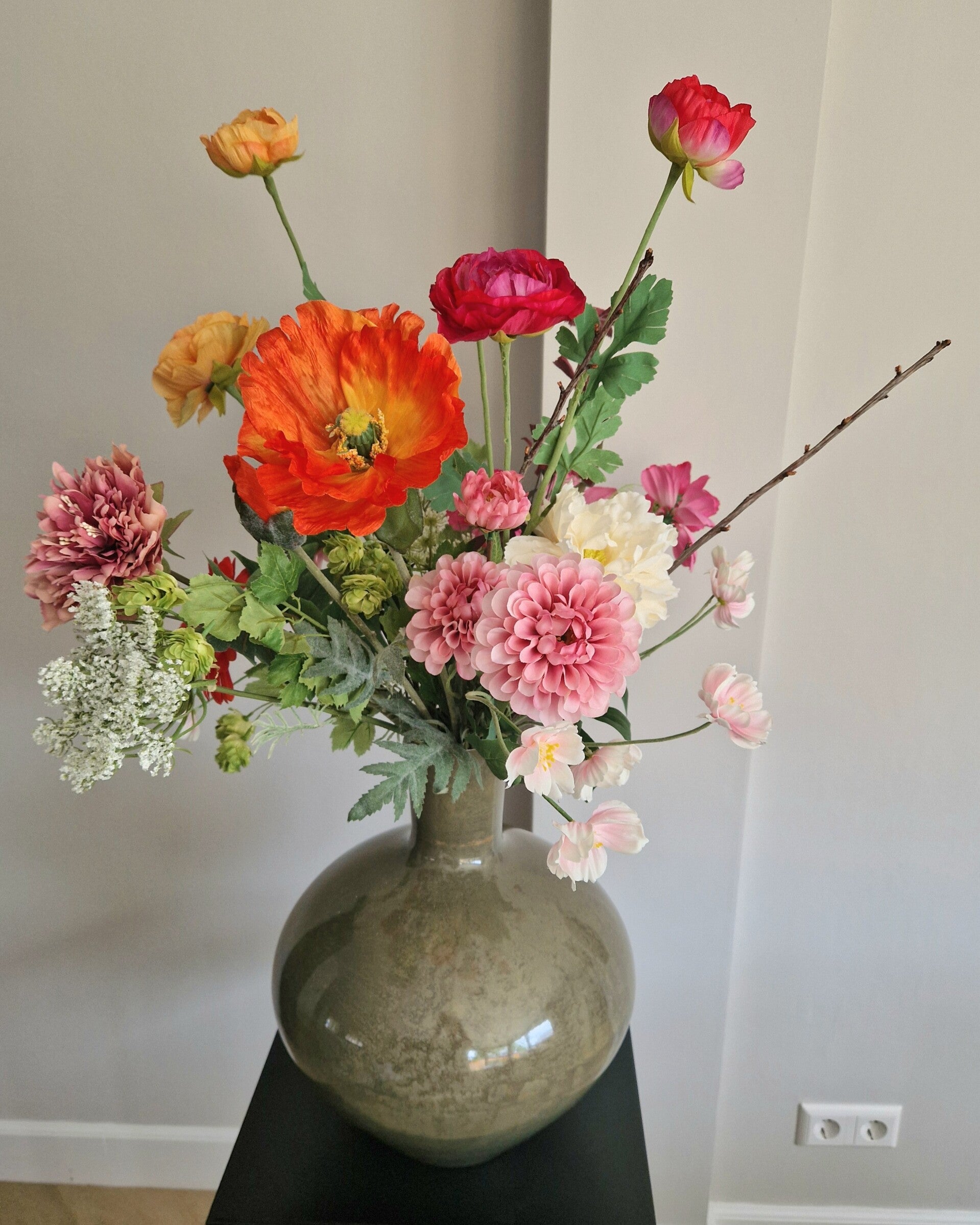 prachtige vaas met kunstbloemen