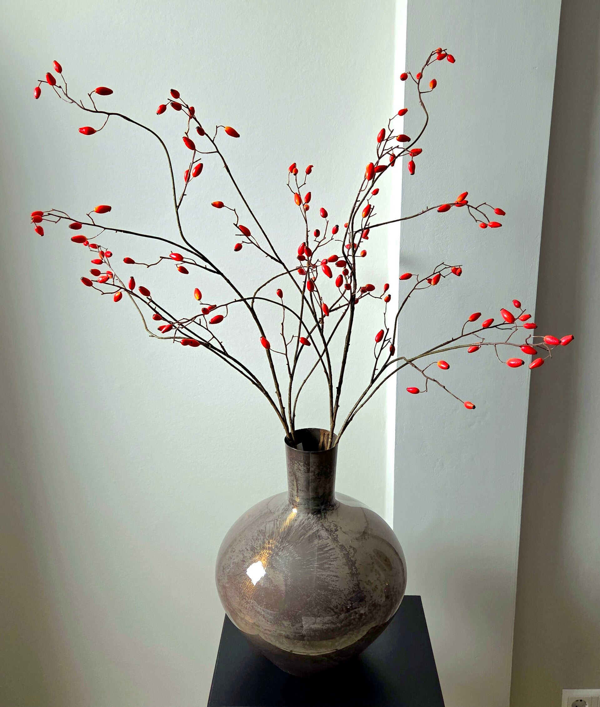Vaas met subtiele rode kunstbloemen