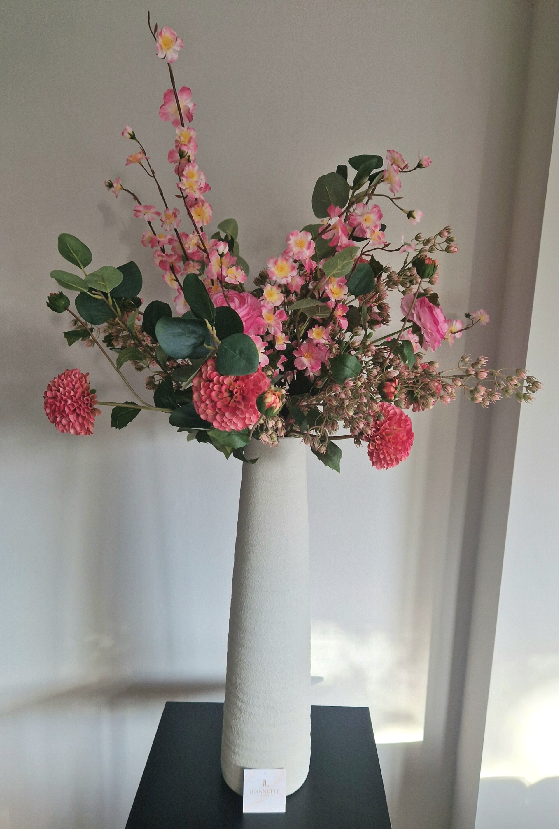 vaas met kunstbloemen
