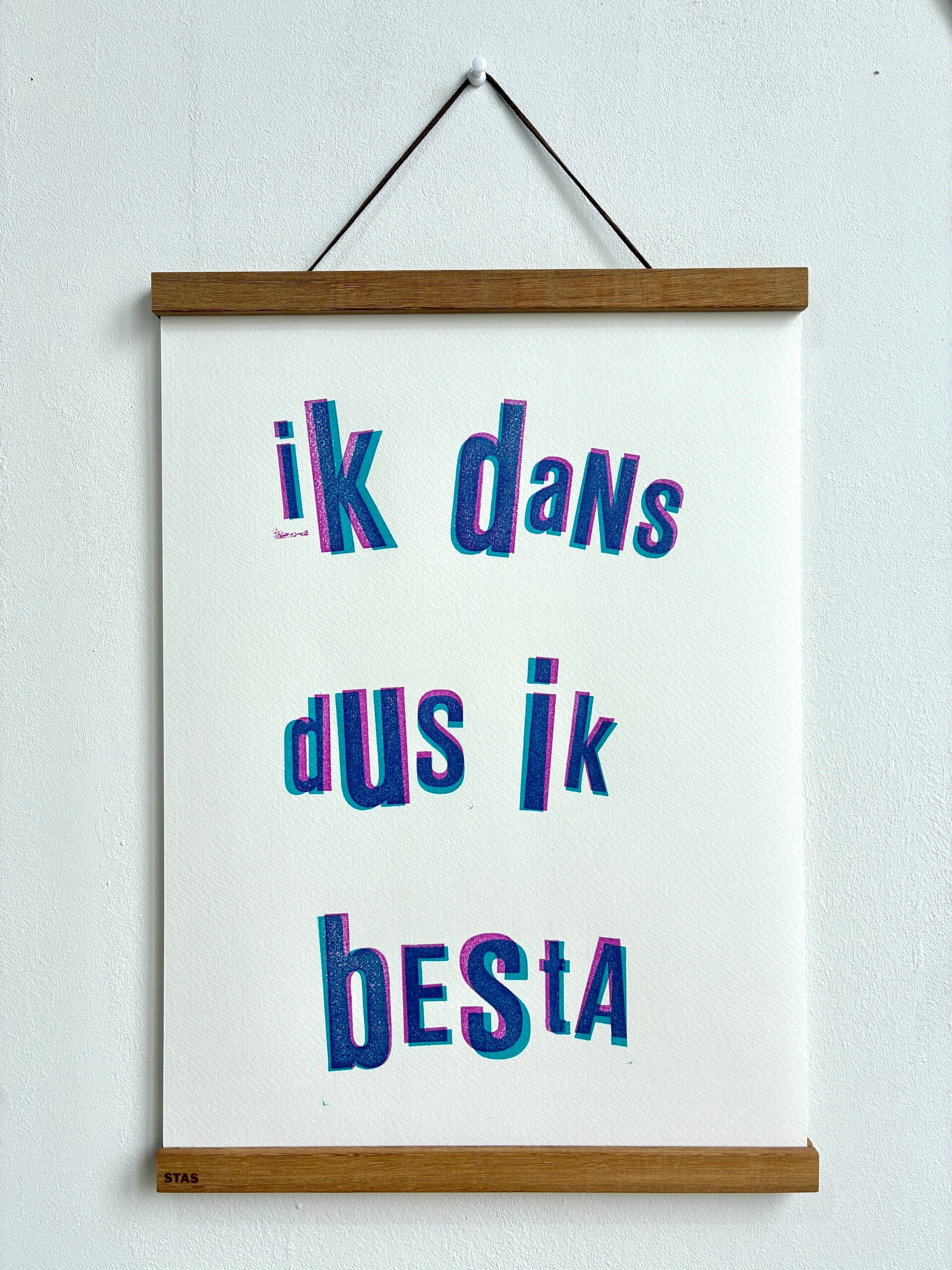Handgedrukte poster: Ik Dans Dus Ik Besta
