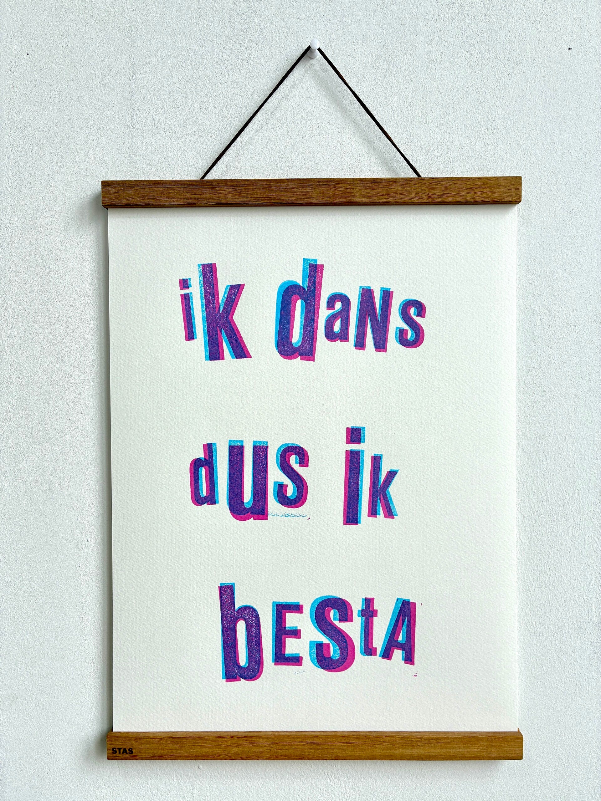 Handgedrukte poster: Ik Dans Dus Ik Besta