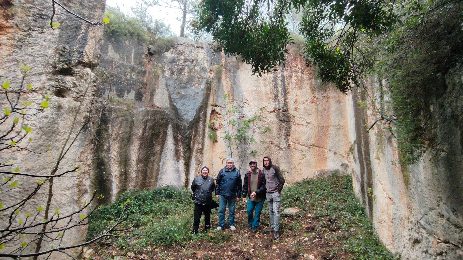Visita dels sòcis del Gremi a una cantera antiga