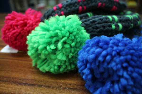 Strickmütze mit Bommel