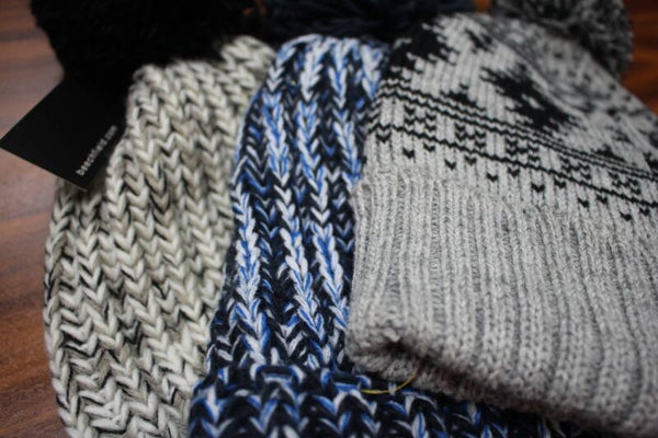 Strickmütze mit Bommel