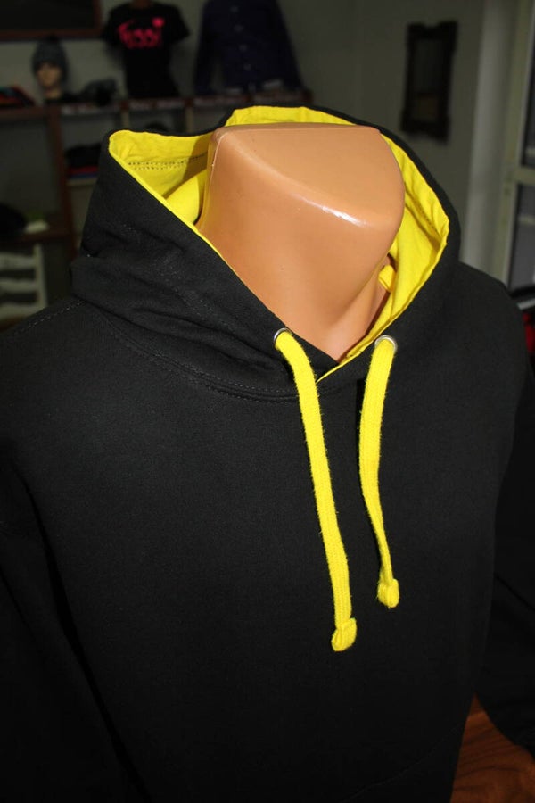 Schwarz - gelber Kapuzenpullover