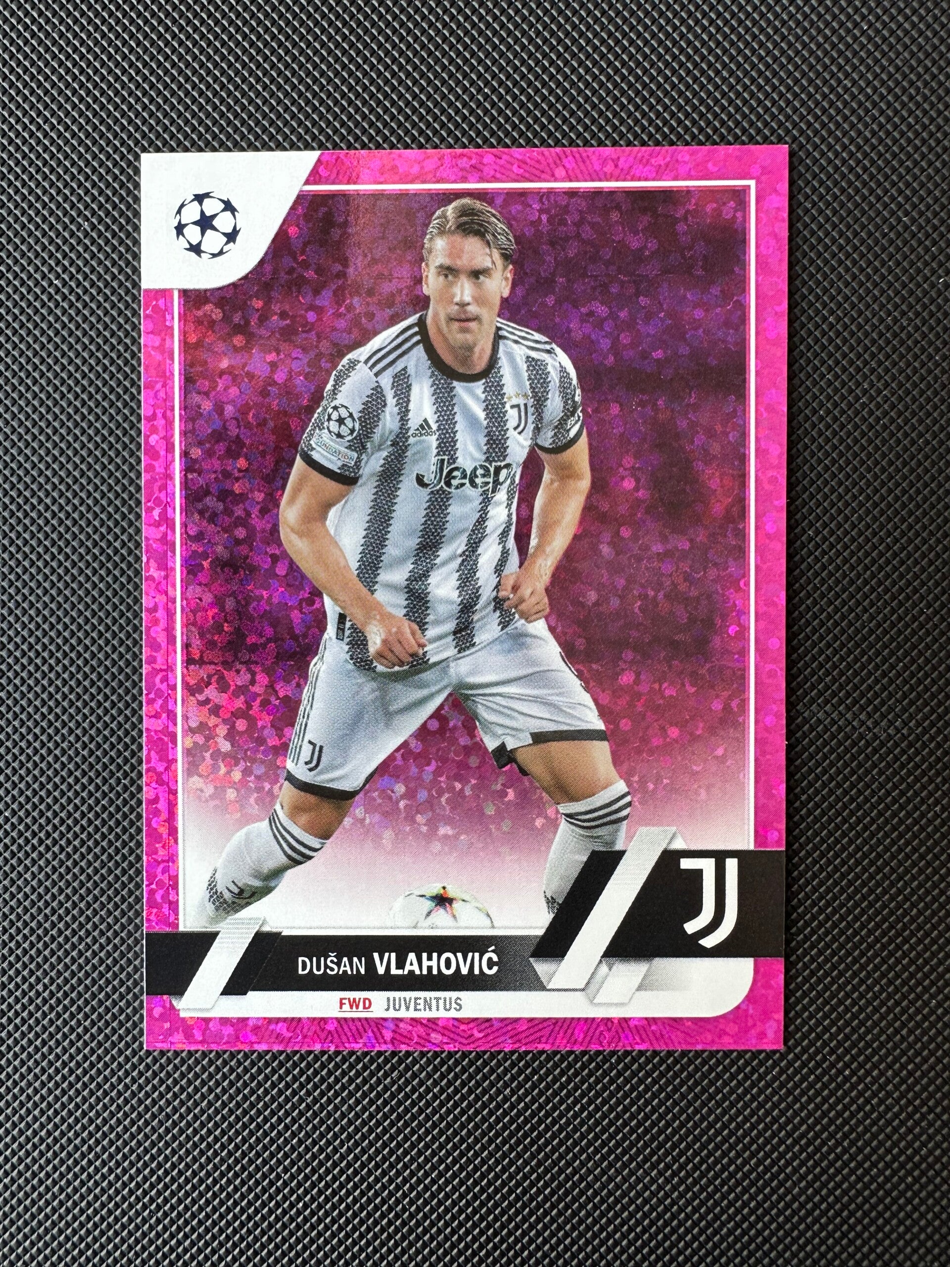 Dušan Vlahović Topps UEFA Club Competitons 2023 Pink Sparkle #75