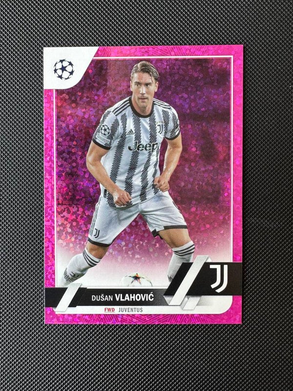Dušan Vlahović Topps UEFA Club Competitons 2023 Pink Sparkle #75
