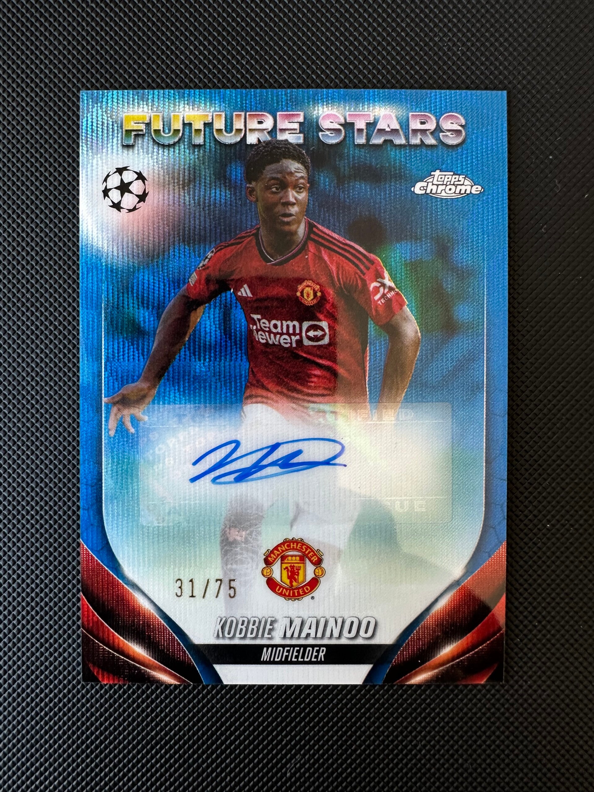 Kobbie Mainoo /75 Topps Chrome UEFA CC 2023/24 Future Stars- Blue Wave #FSA-KM