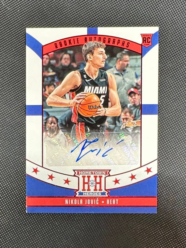 Nikola Jović Rookie Auto Panini Chronicles Hometown Heroes 2022/23 Hometown Heroes Rookie Auto #HHR-NJH