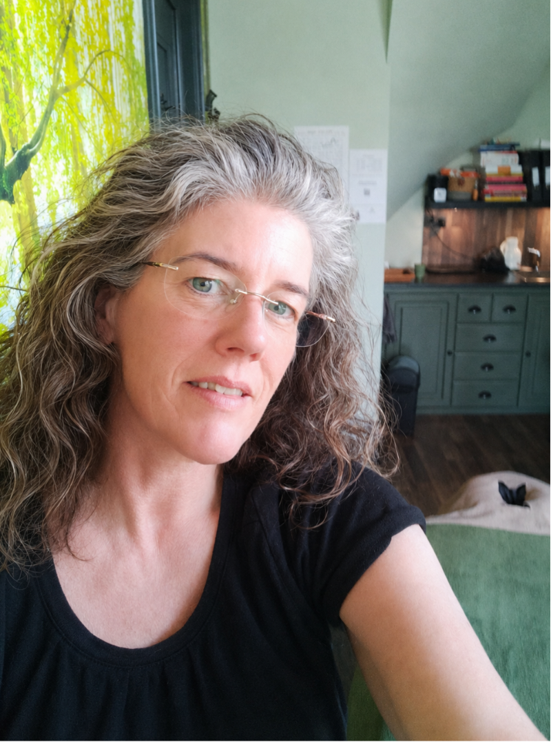 Anita Bergsma, oprichter van Bergsma Balans, praktijk voor Shiatsu en Guasha in Augustinusga