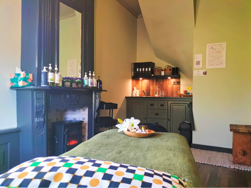 Behandelkamer bij Bergsma Balans met massagetafel en verzorgingsproducten voor Shiatsu en Guasha en Acupunctuur - Auricular