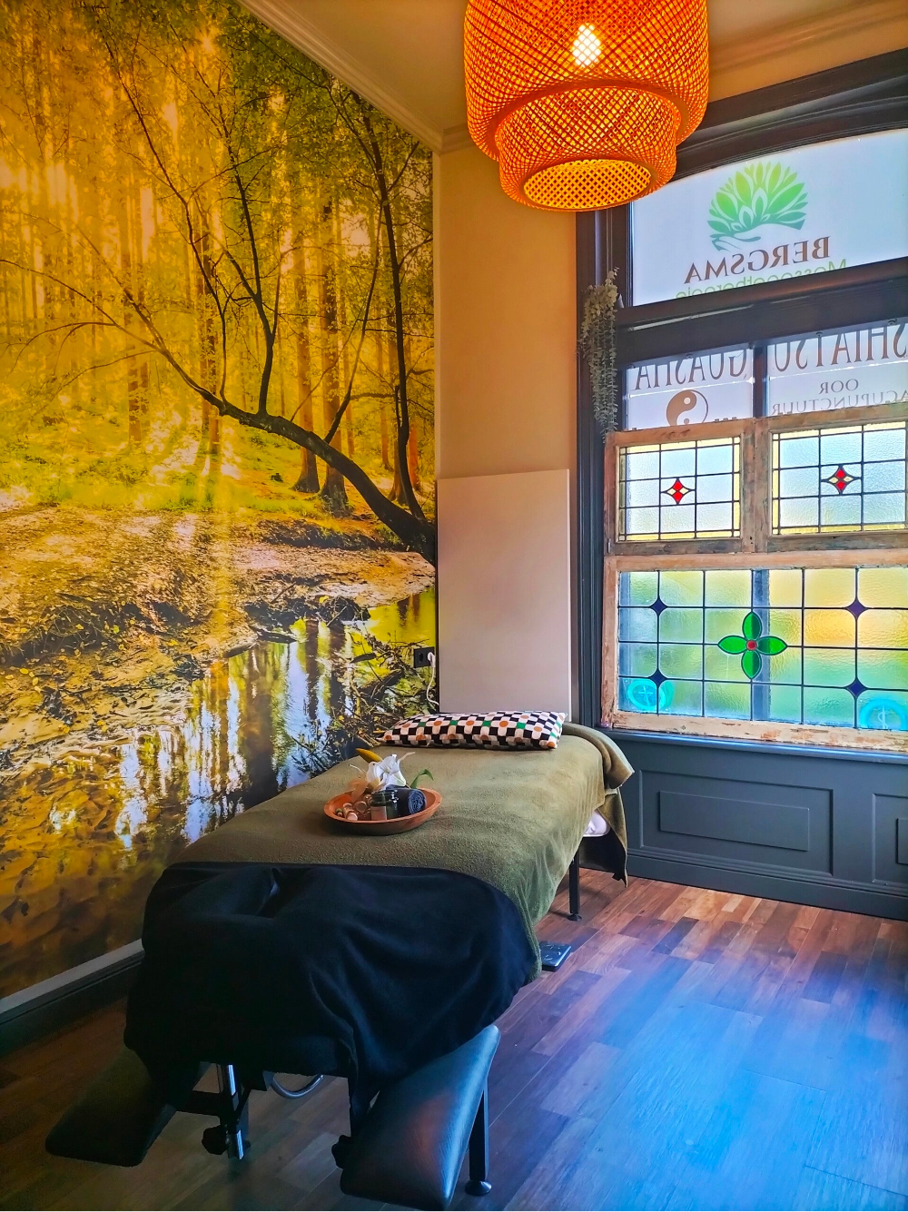 Praktijkruimte van Bergsma Balans in Augustinusga, met massagetafel en sfeervolle inrichting