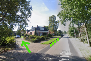 Oprit van Bergsma Balans in Augustinusga met parkeerplek (groene pijl)