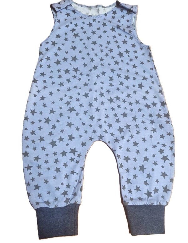 BABYSTRAMPLER  Sterne hellblau/grau
