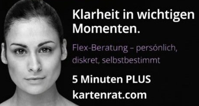 Lotusblume mit Tarotkarten und Kerzen – KartenRat.com Logo unten rechts