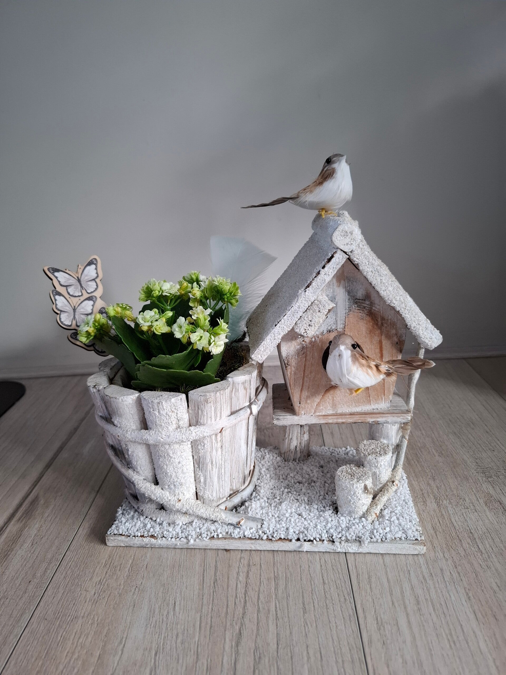 vogelhuisje met plantenbakje