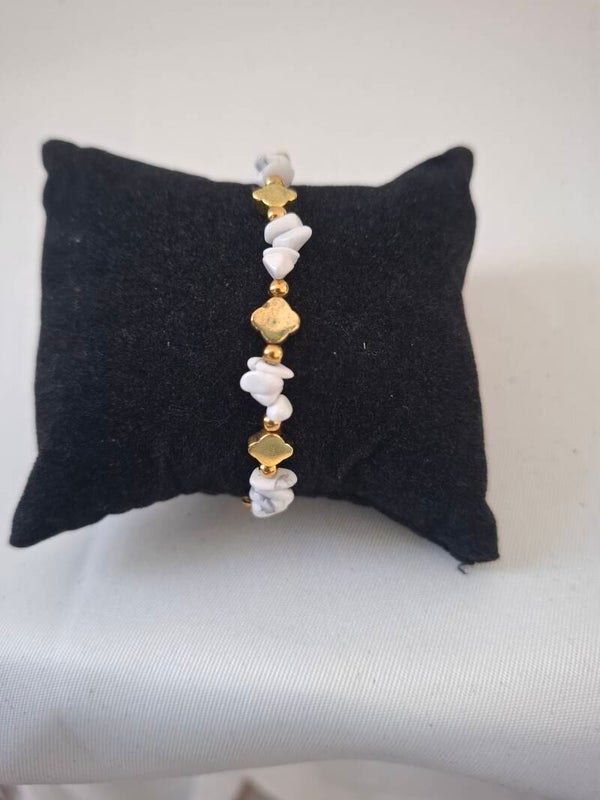 gouden armband met wit steentje