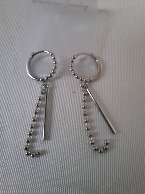 Zilver oorring met met kettinkje 1