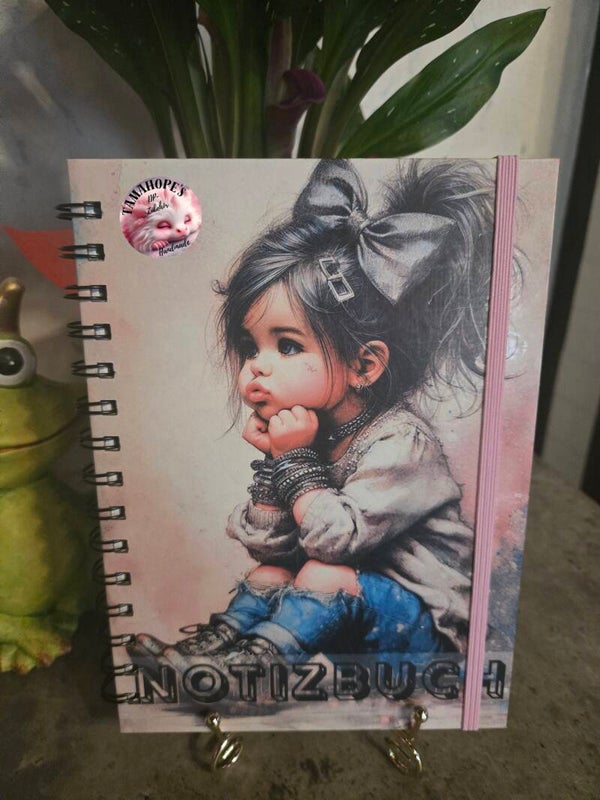 Notizbuch kleines nachdenkliches Mädchen