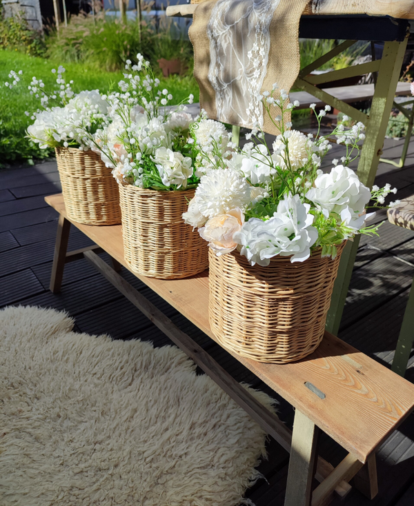 Houten bankje met witte kunstrozen