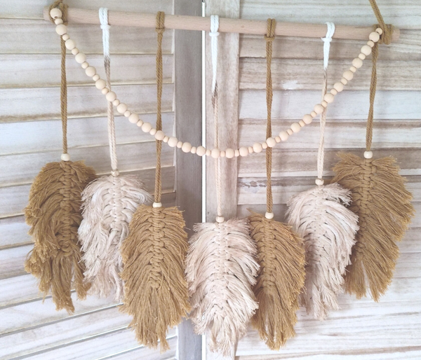 Macrame veren hanger met houten kralen