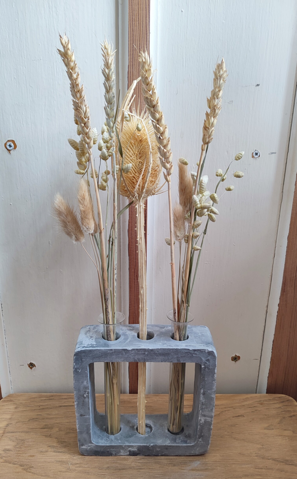 Betonnen vaas proefbuisjes