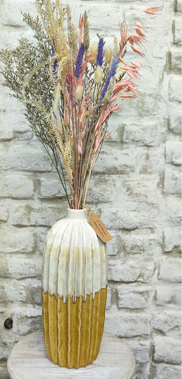 Vaas oker met droogboeket