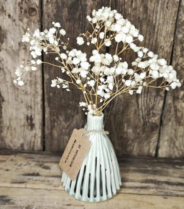 Ribbel vaasje met wit gipskruid