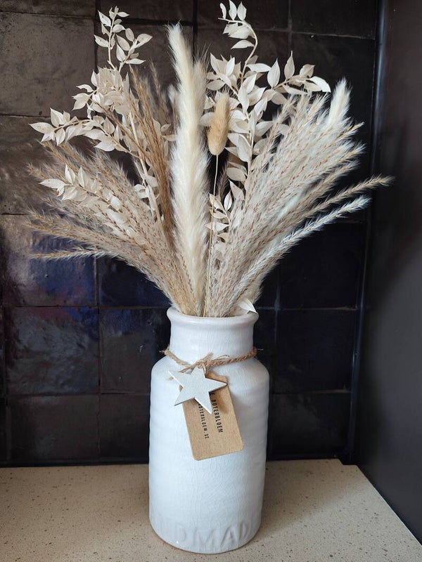 White ruscus-droogboeket met vaas