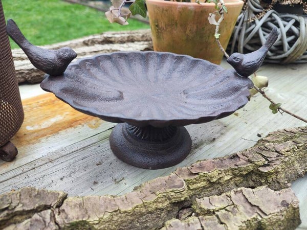 Vogelbad op voet 2 vogels